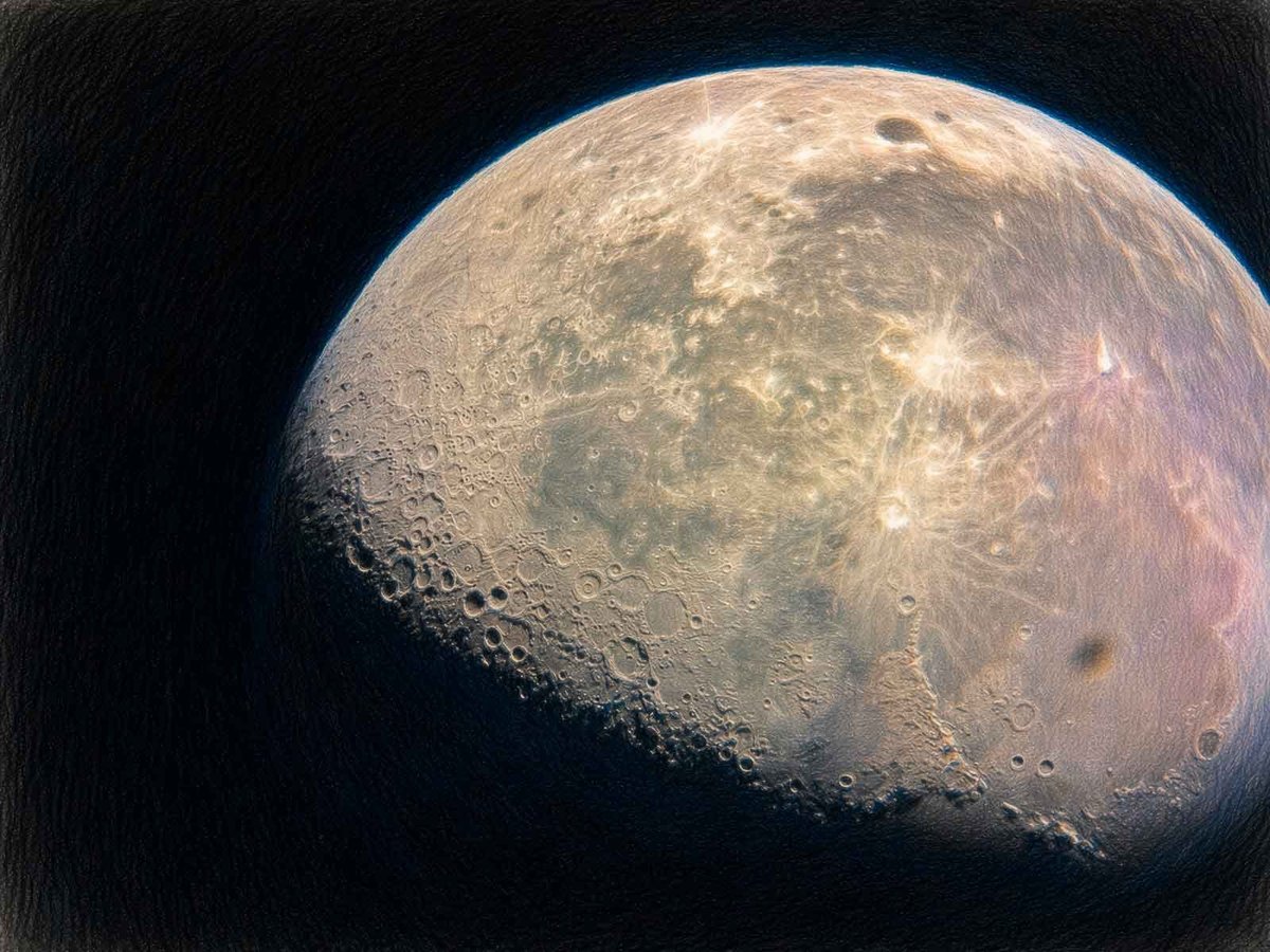Vista cercana de la superficie craterizada de la luna contra el espacio negro con iluminación del borde brillante